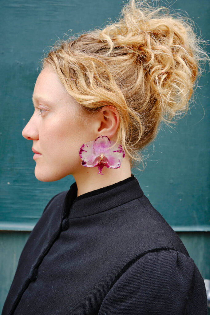 Flower earrings dominam o verão como acessório hype da estação