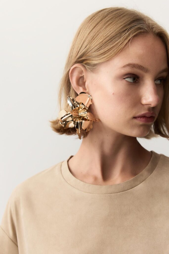 Flower earrings dominam o verão como acessório hype da estação