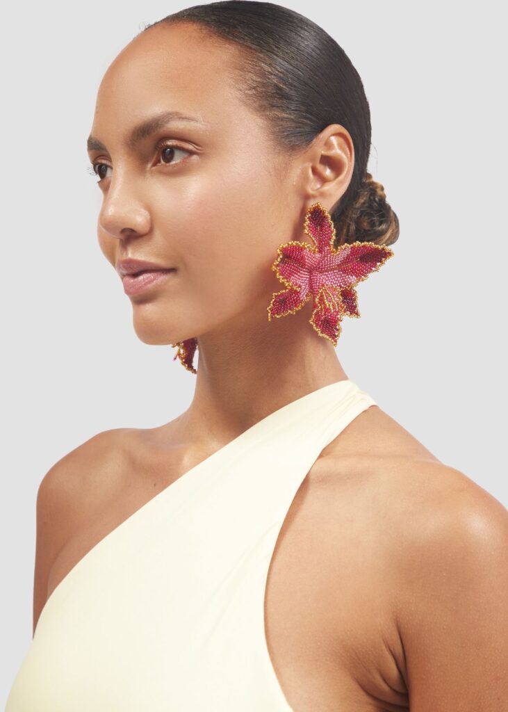 Flower earrings dominam o verão como acessório hype da estação