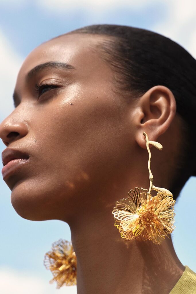 Flower earrings dominam o verão como acessório hype da estação