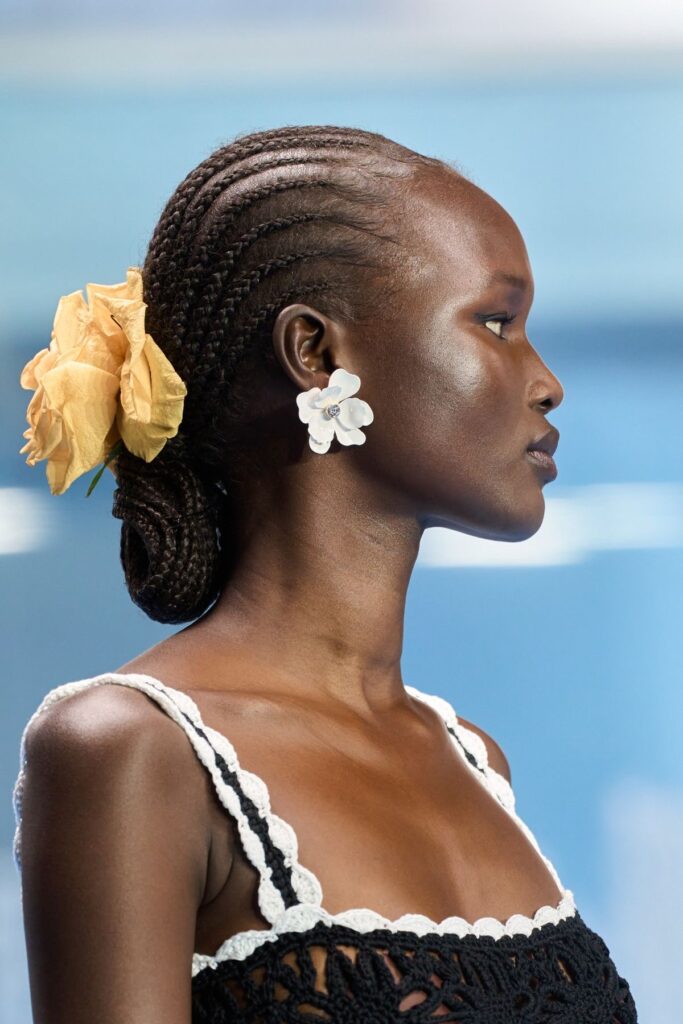 Flower earrings dominam o verão como acessório hype da estação