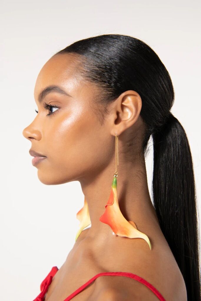 Flower earrings dominam o verão como acessório hype da estação