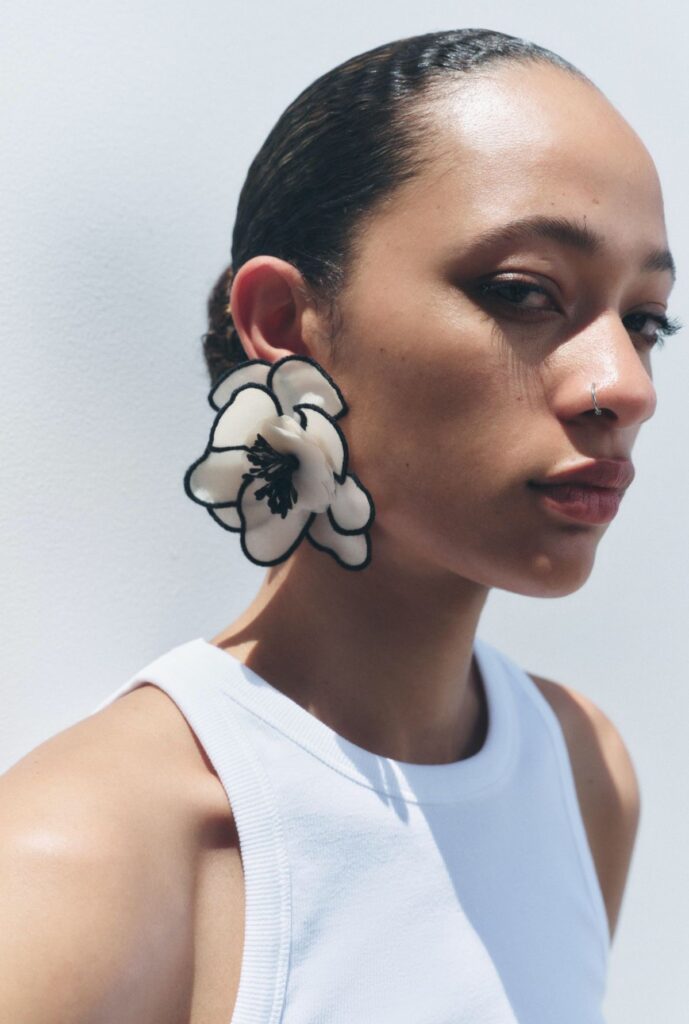 Flower earrings dominam o verão como acessório hype da estação