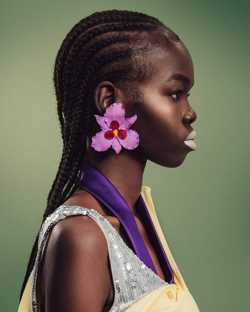 Flower earrings dominam o verão como acessório hype da estação
