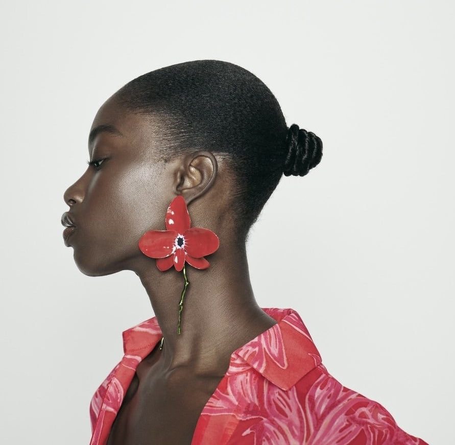 Flower earrings dominam o verão como acessório hype da estação