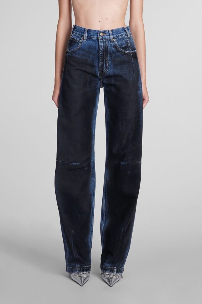 Coated jeans voltam à moda com estética urbana sofisticada