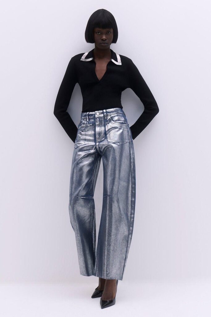 Coated jeans voltam à moda com estética urbana sofisticada