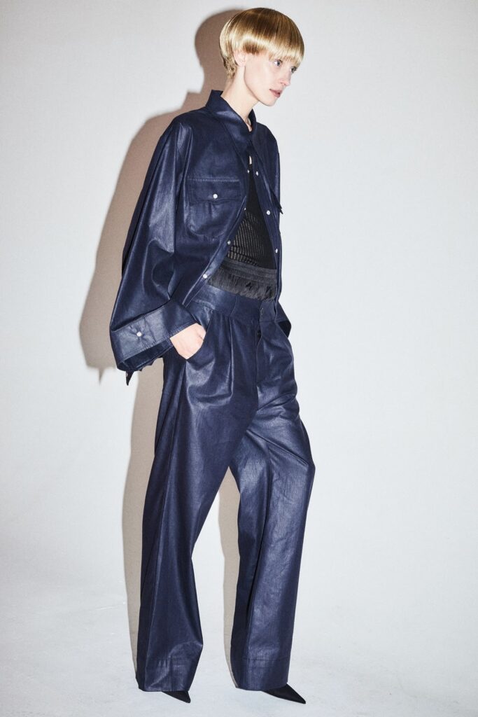 Coated jeans voltam à moda com estética urbana sofisticada