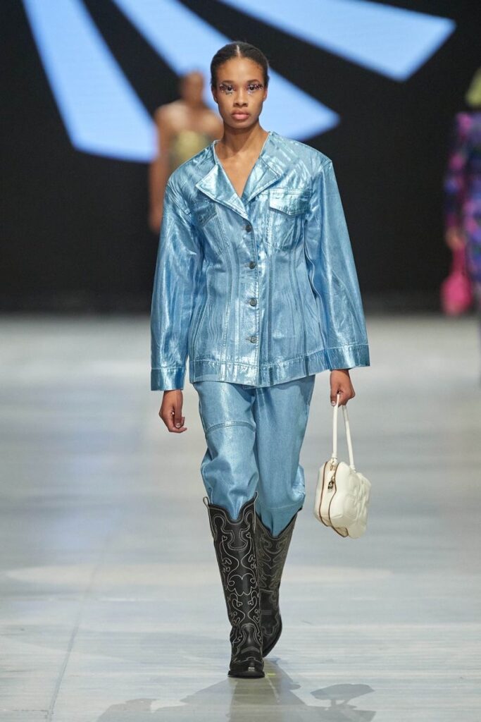 Coated jeans voltam à moda com estética urbana sofisticada