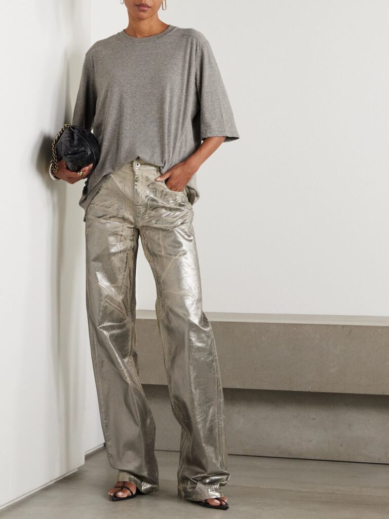 Coated jeans voltam à moda com estética urbana sofisticada