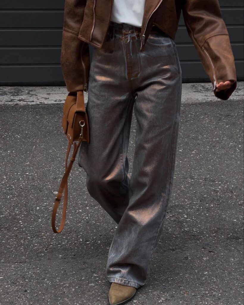 Coated jeans voltam à moda com estética urbana sofisticada