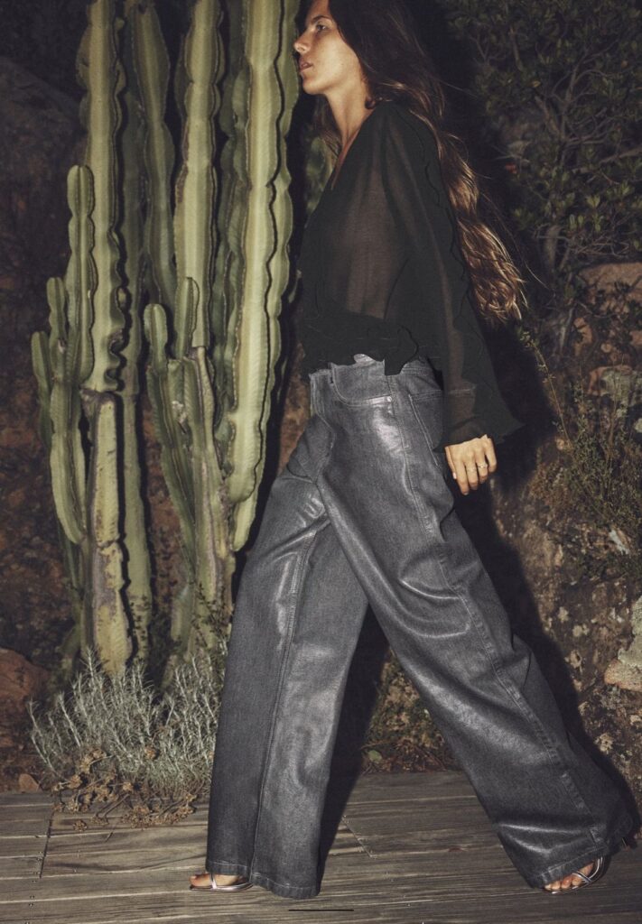 Coated jeans voltam à moda com estética urbana sofisticada