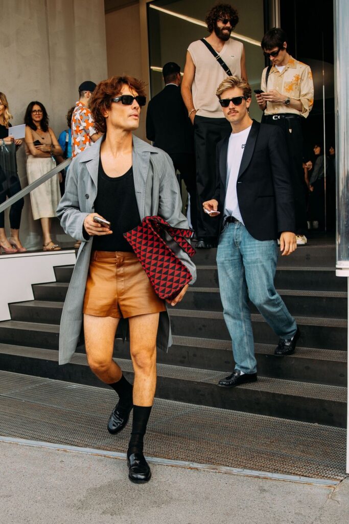 Com comprimento acima do joelho, o shorts masculino curto ganha força como peça-chave da temporada, unindo frescor, atitude e um novo olhar sobre o styling contemporâneo.