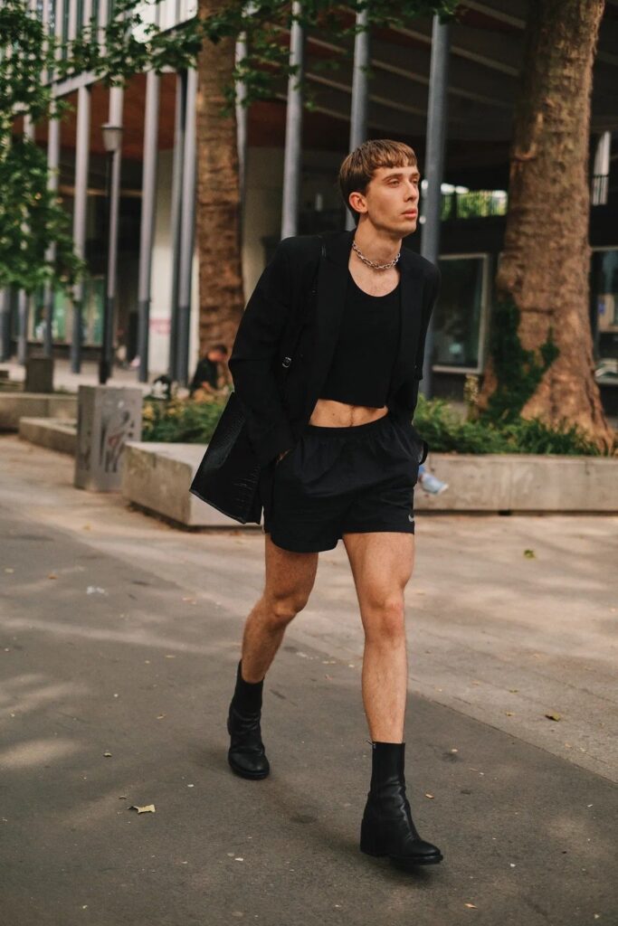 Com comprimento acima do joelho, o shorts masculino curto ganha força como peça-chave da temporada, unindo frescor, atitude e um novo olhar sobre o styling contemporâneo.
