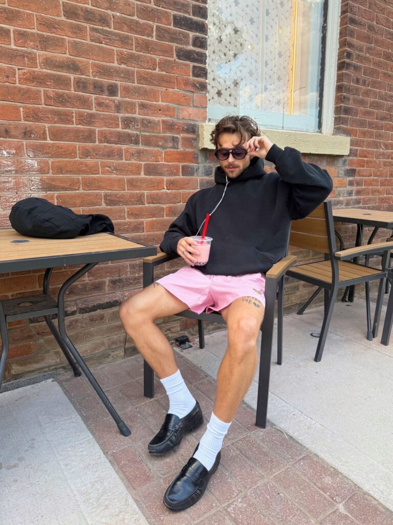 Com comprimento acima do joelho, o shorts masculino curto ganha força como peça-chave da temporada, unindo frescor, atitude e um novo olhar sobre o styling contemporâneo.
