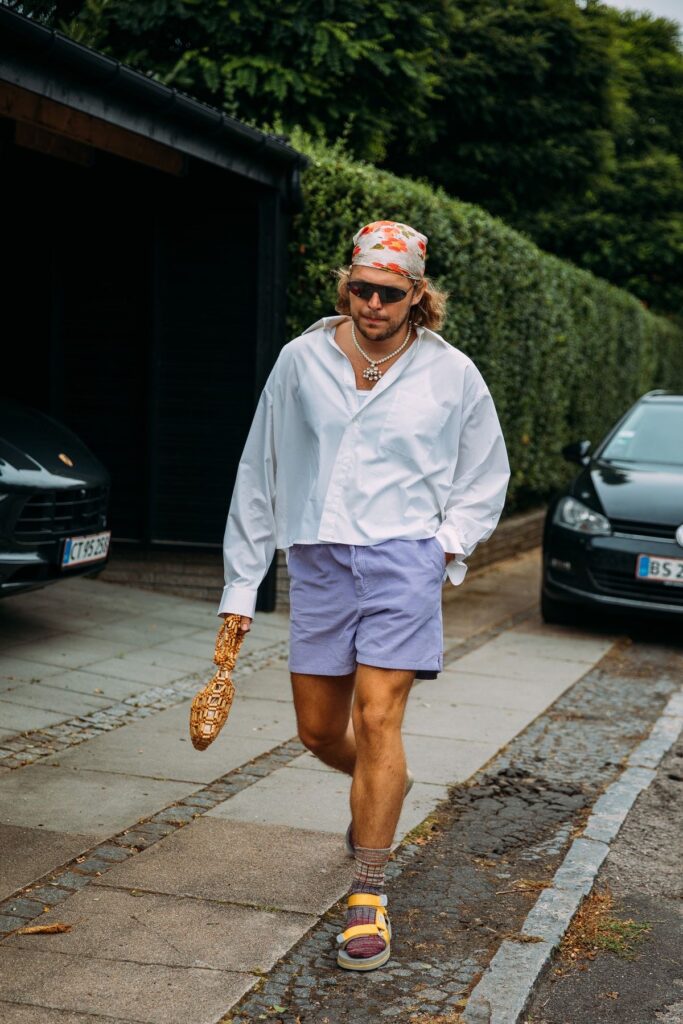 Com comprimento acima do joelho, o shorts masculino curto ganha força como peça-chave da temporada, unindo frescor, atitude e um novo olhar sobre o styling contemporâneo.