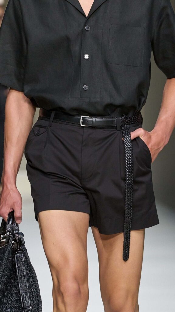 Com comprimento acima do joelho, o shorts masculino curto ganha força como peça-chave da temporada, unindo frescor, atitude e um novo olhar sobre o styling contemporâneo.