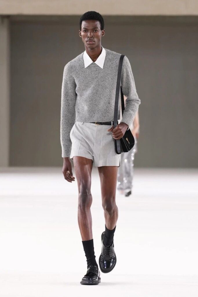 Com comprimento acima do joelho, o shorts masculino curto ganha força como peça-chave da temporada, unindo frescor, atitude e um novo olhar sobre o styling contemporâneo.