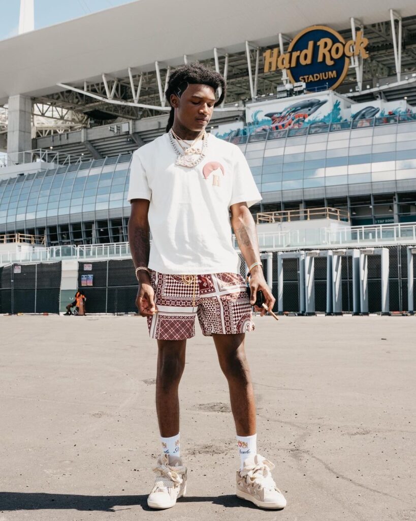 Com comprimento acima do joelho, o shorts masculino curto ganha força como peça-chave da temporada, unindo frescor, atitude e um novo olhar sobre o styling contemporâneo.