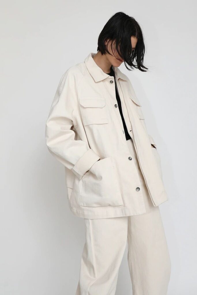 Jeans branco é o fresh hype que domina a moda atual