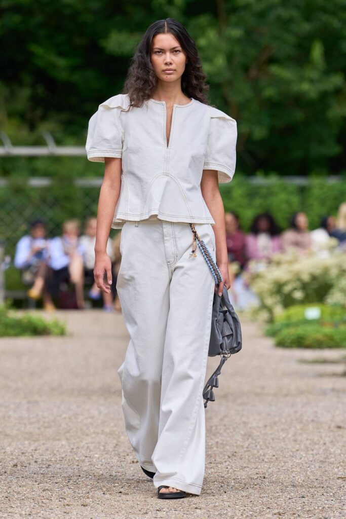 Jeans branco é o fresh hype que domina a moda atual