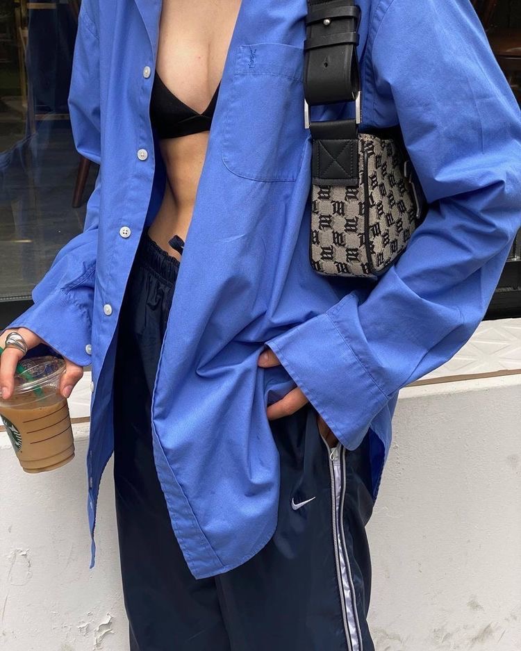 Top biquíni vira peça-chave do street style urbano