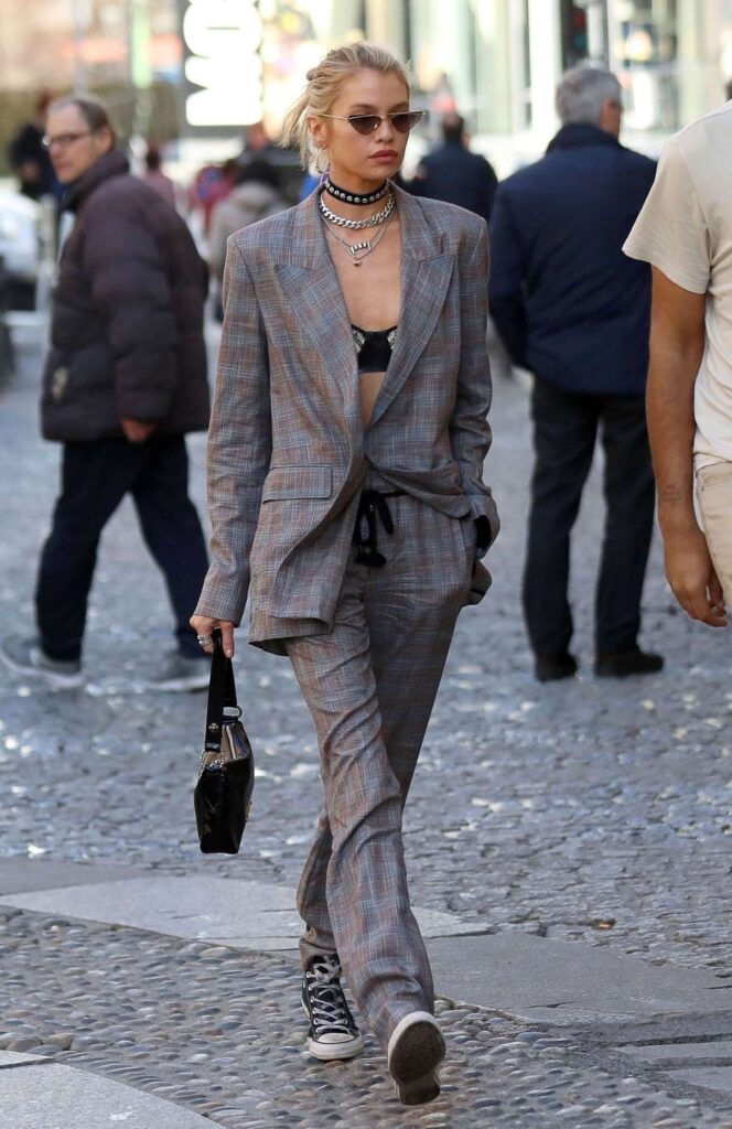 Top biquíni vira peça-chave do street style urbano