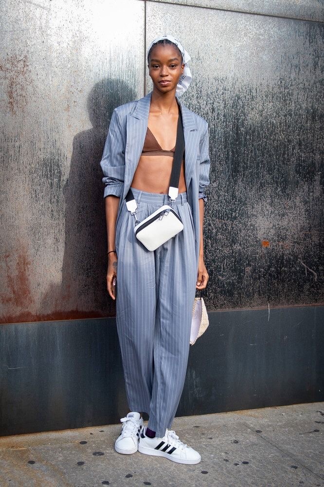 Top biquíni vira peça-chave do street style urbano