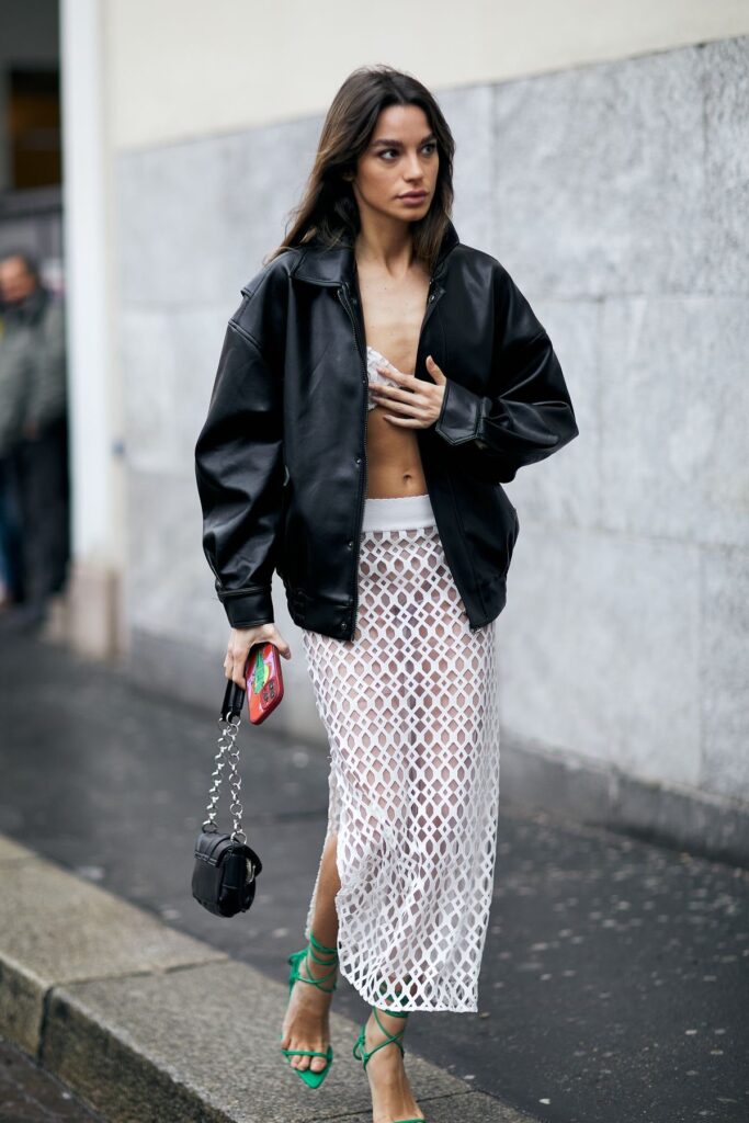 Top biquíni vira peça-chave do street style urbano