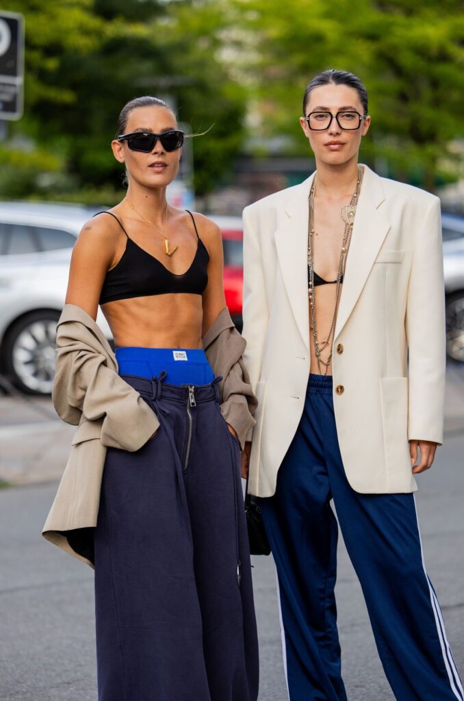 Top biquíni vira peça-chave do street style urbano