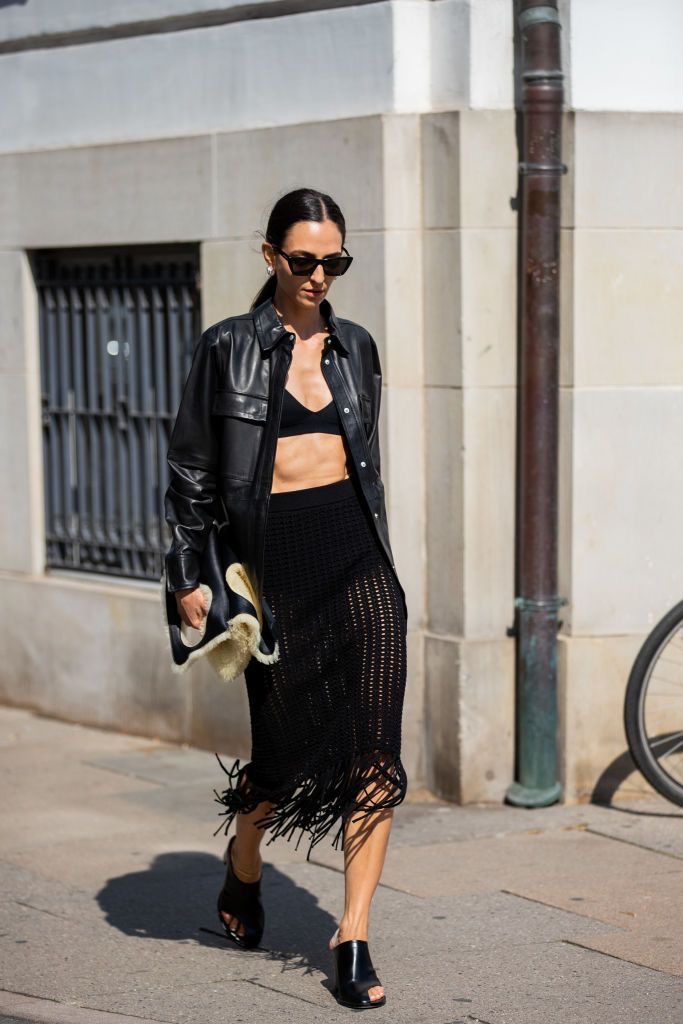 Top biquíni vira peça-chave do street style urbano