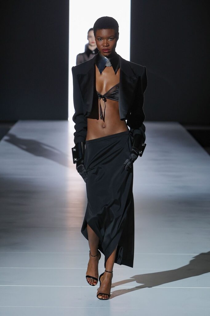 Top biquíni vira peça-chave do street style urbano