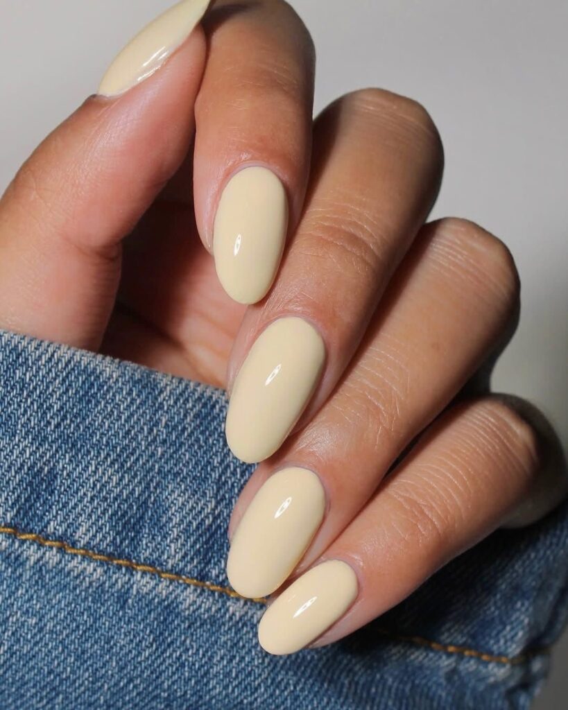 Unhas em tons pastel dominam as nail trends do verão