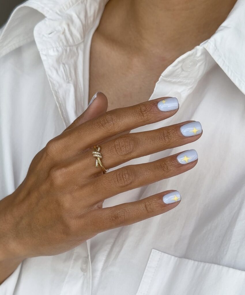Unhas em tons pastel dominam as nail trends do verão