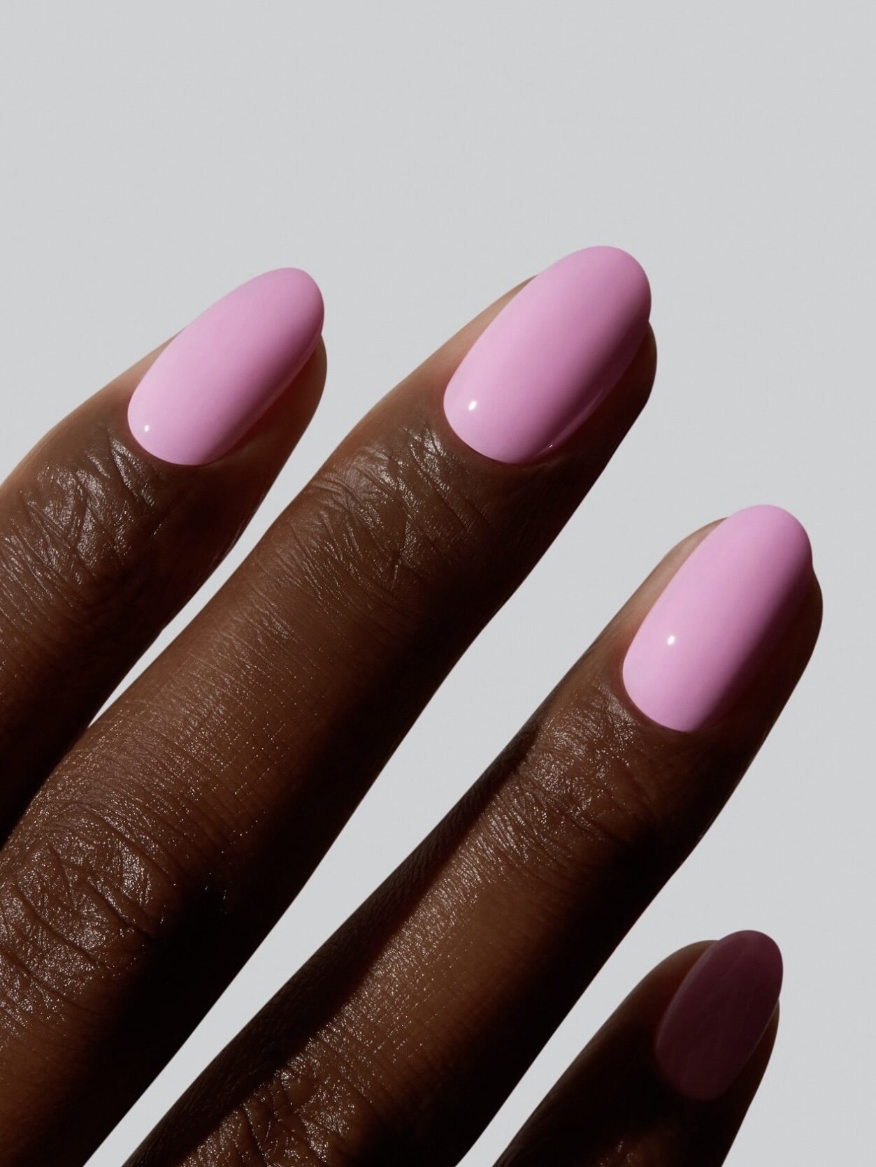 Unhas em tons pastel dominam as nail trends do verão