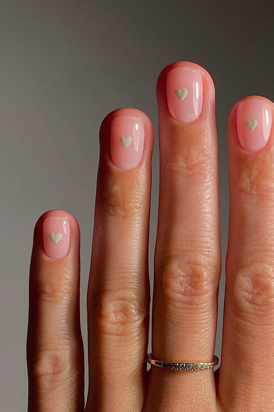 Unhas em tons pastel dominam as nail trends do verão