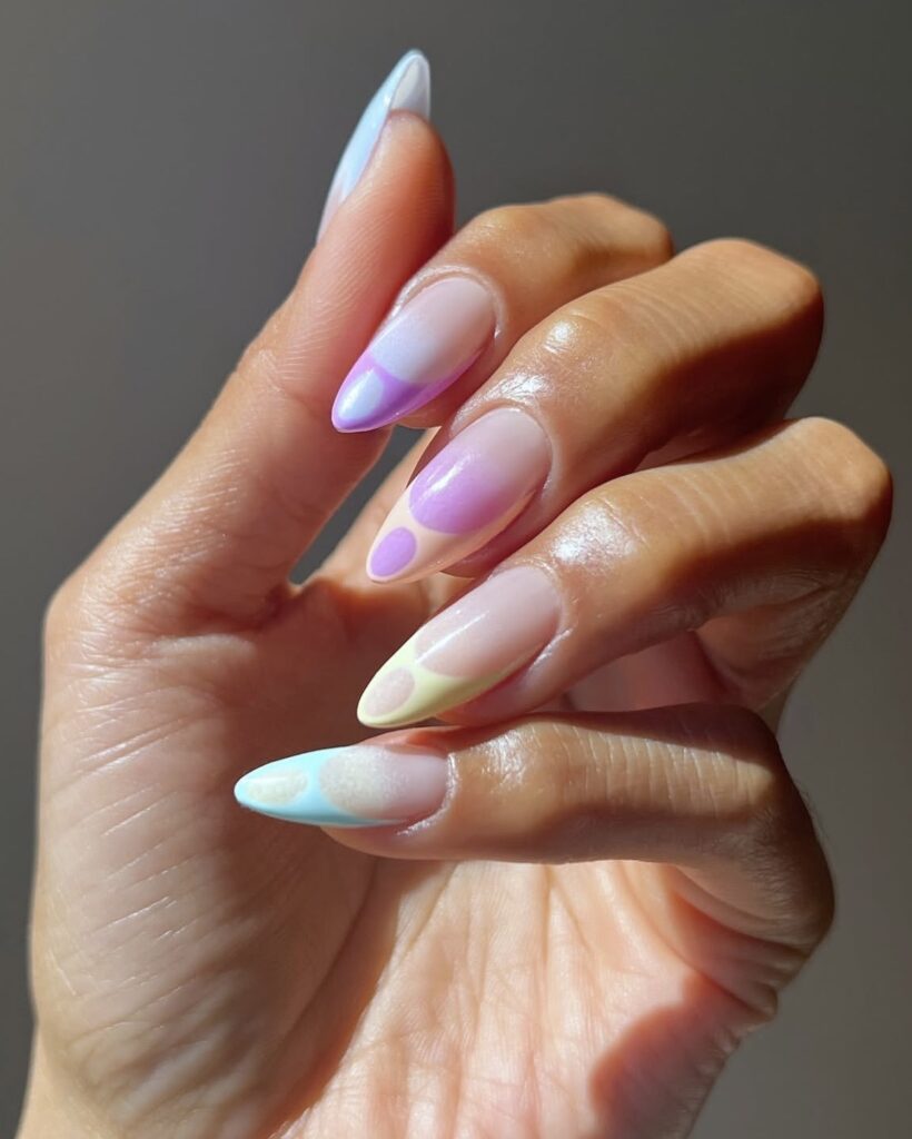 Unhas em tons pastel dominam as nail trends do verão