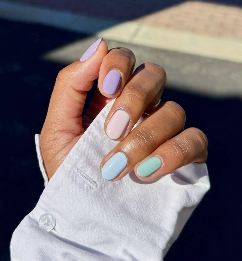 Unhas em tons pastel dominam as nail trends do verão