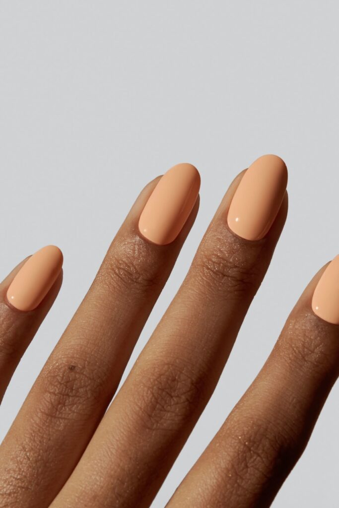 Unhas em tons pastel dominam as nail trends do verão