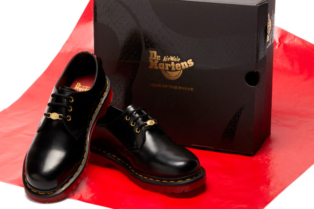 Dr. Martens Year of the Snake apresenta coleção especial de Lunar New Year com botas, sapatos e acessórios inspirados no simbolismo da serpente.