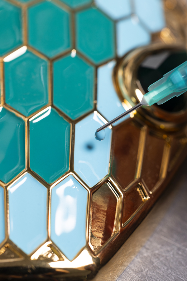 Bulgari Icons transforma joias em minaudières assinadas por Mary Katrantzou