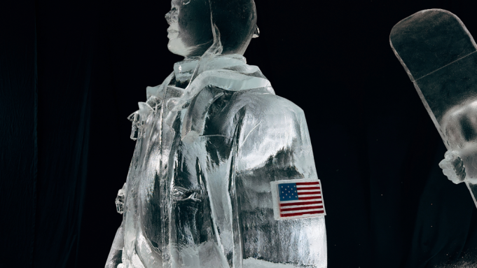 Marca apresenta esculturas monumentais de atletas olímpicos no Channel Gardens, em ação especial que antecede os Jogos de Inverno de Milão-Cortina.