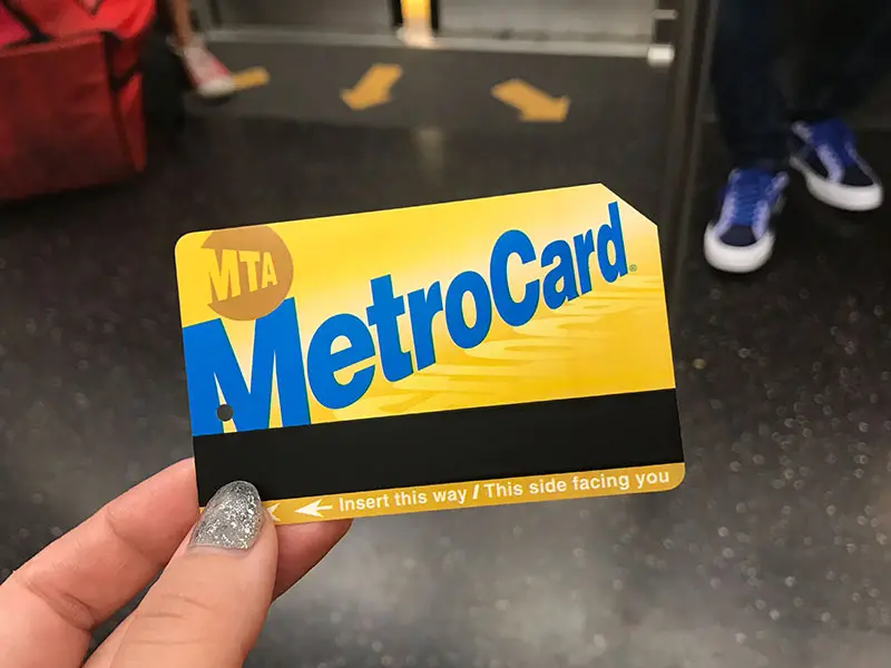 MetroCard Nova York chega ao fim em 2025. Relembre a história, colaborações icônicas e o impacto cultural do cartão que marcou gerações.