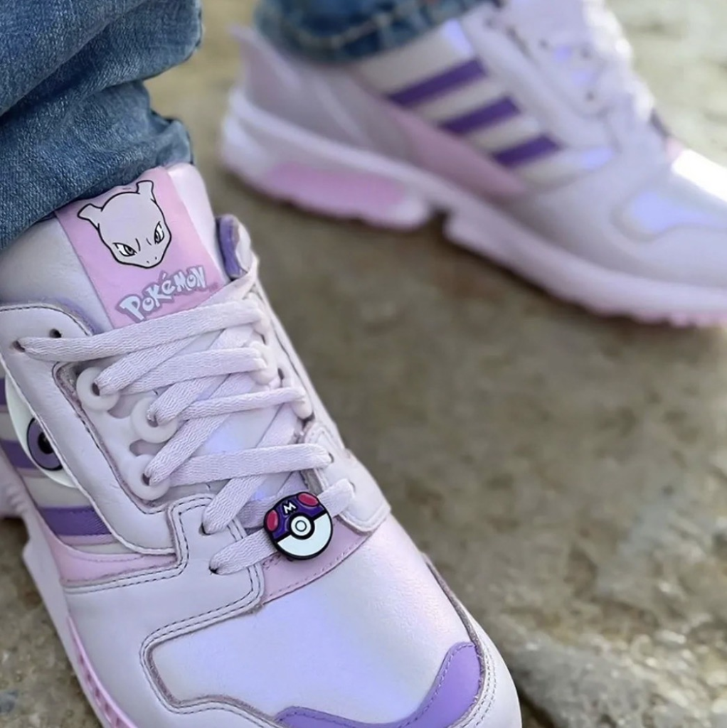 Pokémon x adidas ZX 8000 “Mewtwo” surge como homenagem aos 30 anos da franquia, unindo design, nostalgia e cultura sneaker.