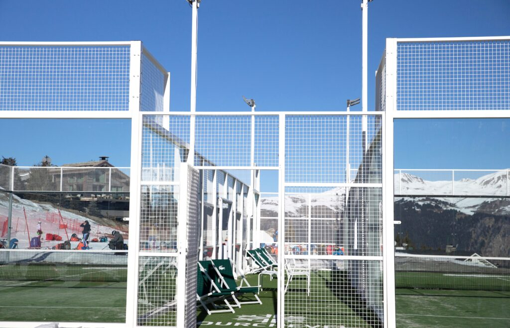 Lacoste em Courchevel inaugura suas primeiras quadras de padel