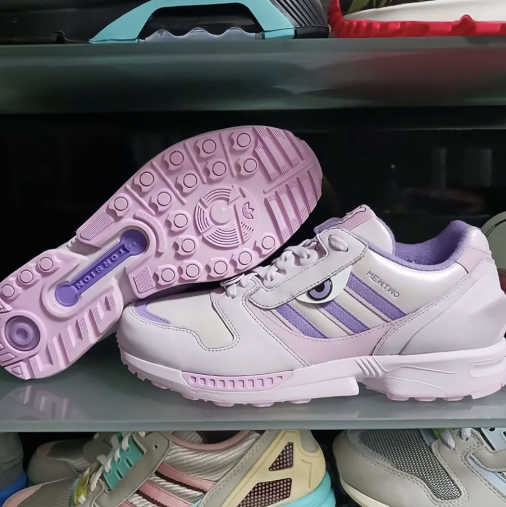 Pokémon x adidas ZX 8000 “Mewtwo” surge como homenagem aos 30 anos da franquia, unindo design, nostalgia e cultura sneaker.