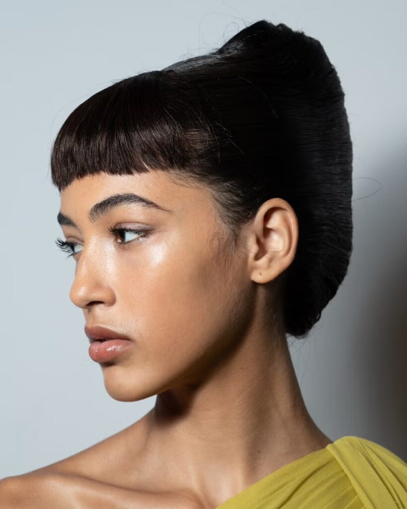 Micro bangs: a tendência segue em alta e redefine o estio da franja curta