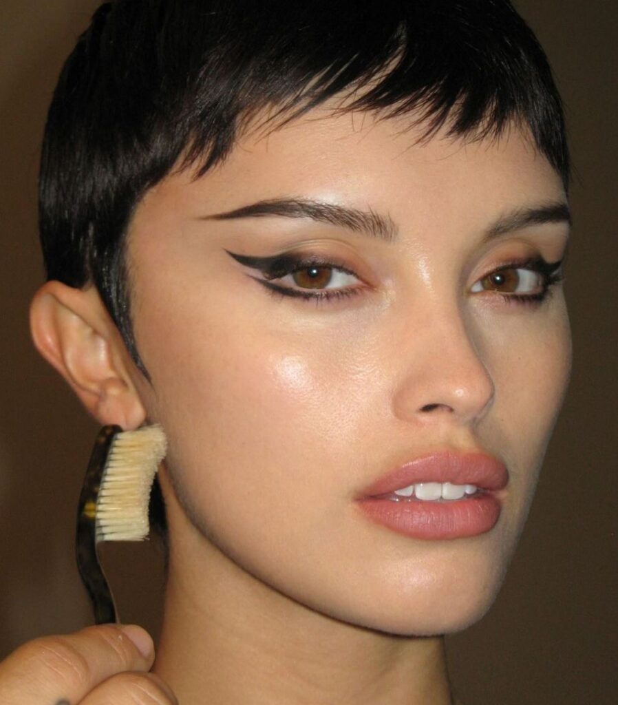 Micro bangs: a tendência segue em alta e redefine o estio da franja curta