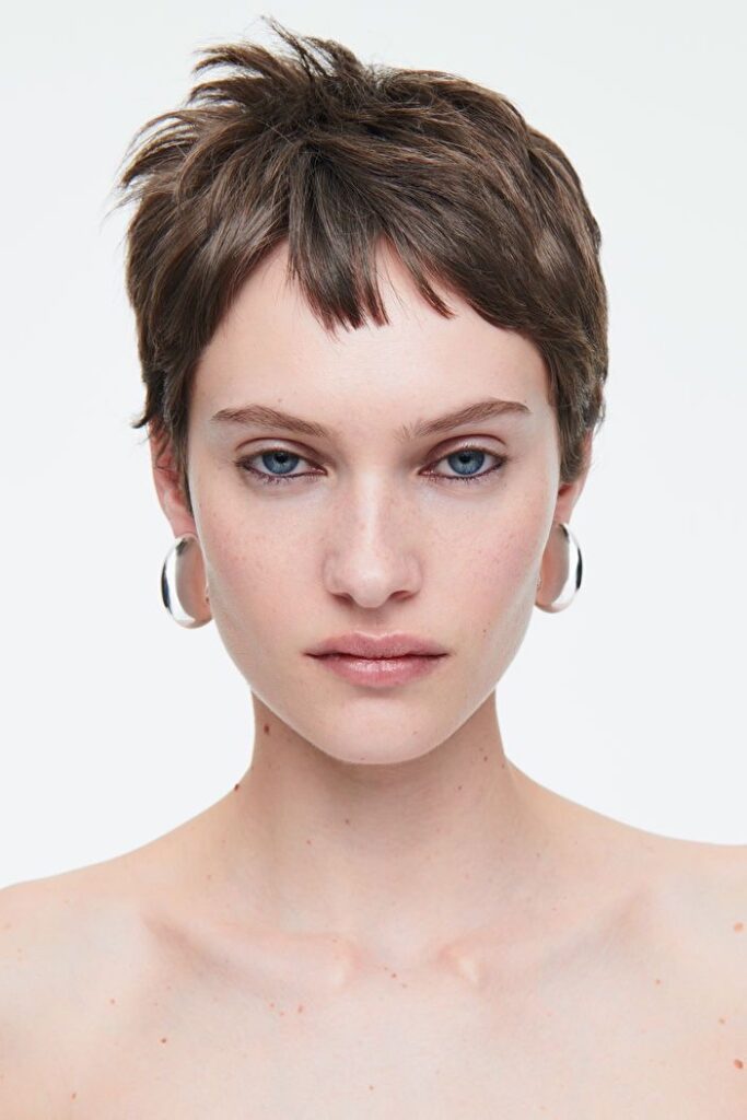 Micro bangs: a tendência segue em alta e redefine o estio da franja curta