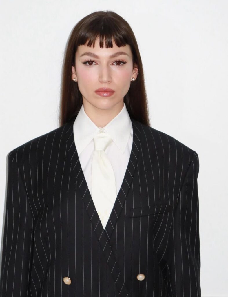 Micro bangs: a tendência segue em alta e redefine o estio da franja curta